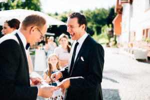 Maritime Hochzeit in der Traumkulisse Hoher Darsberg Hochzeitsfotograf-Kassel Frankfurt Wiesbaden Hoher Darsberg Inka Englisch Photography Hochzeitsreportage Storytelling Sektempfang Häppchen Gratulationen