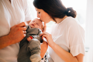 Die ersten Tage Babykuscheln Babyfotograf Kassel Neugeborenenshooting Babyshooting Neugeborenenfoto Homestory Fotograf Kassel Hann. Münden Göttingen Familienshooting zuhause Hund