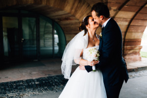 Sommerliche Hochzeit im Bergpark Wilhelmshöhe Fotograf Schlosshotel Schlosskapelle Hochzeitsfotografie Kassel Hochzeitsfotograf Wedding Photographer Ganztagesreportage Getting Ready First Look