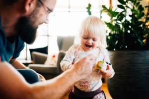 Familienzauber der ersten Tage gemeinsam - Babyshooting Kassel Baunatal Nordhessen Schwalm-Eder-Kreis Fotograf Baby Neugeborenes Homestory Geschwister zuhause Newbornshooting Neugeborenenshooting