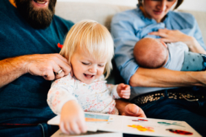 Familienzauber der ersten Tage gemeinsam - Babyshooting Kassel Baunatal Nordhessen Schwalm-Eder-Kreis Fotograf Baby Neugeborenes Homestory Geschwister zuhause Newbornshooting Neugeborenenshooting